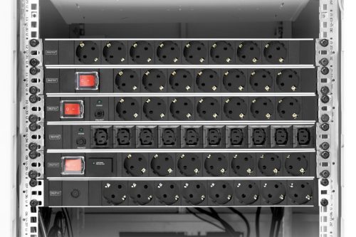 Digitus Aluminium Steckdosenleiste mit Schalter 7 Sicherheitssteckdosen 2m Zuleitung mit Überspannungsschutz